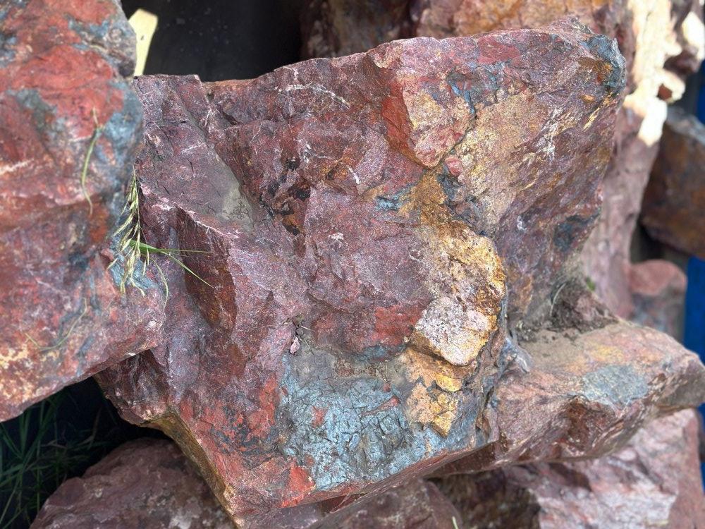 Камни для ландшафтного дизайна красно-фиолетовые 10-60 килограмм купить в Пензе