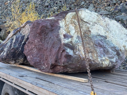 Огромные красно-фиолетовые валуны для ландшафтного дизайна весом более 5 тонн купить в Пензе
