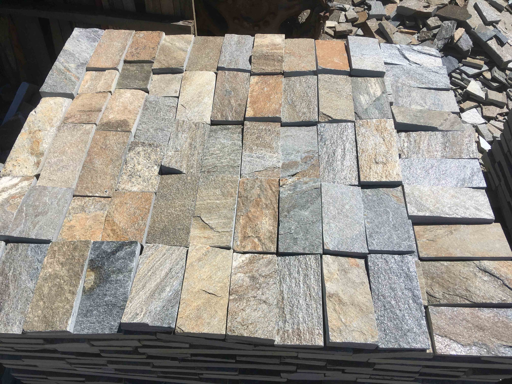 Плитка пилёная златолит Уральский для фасада купить в Пензе