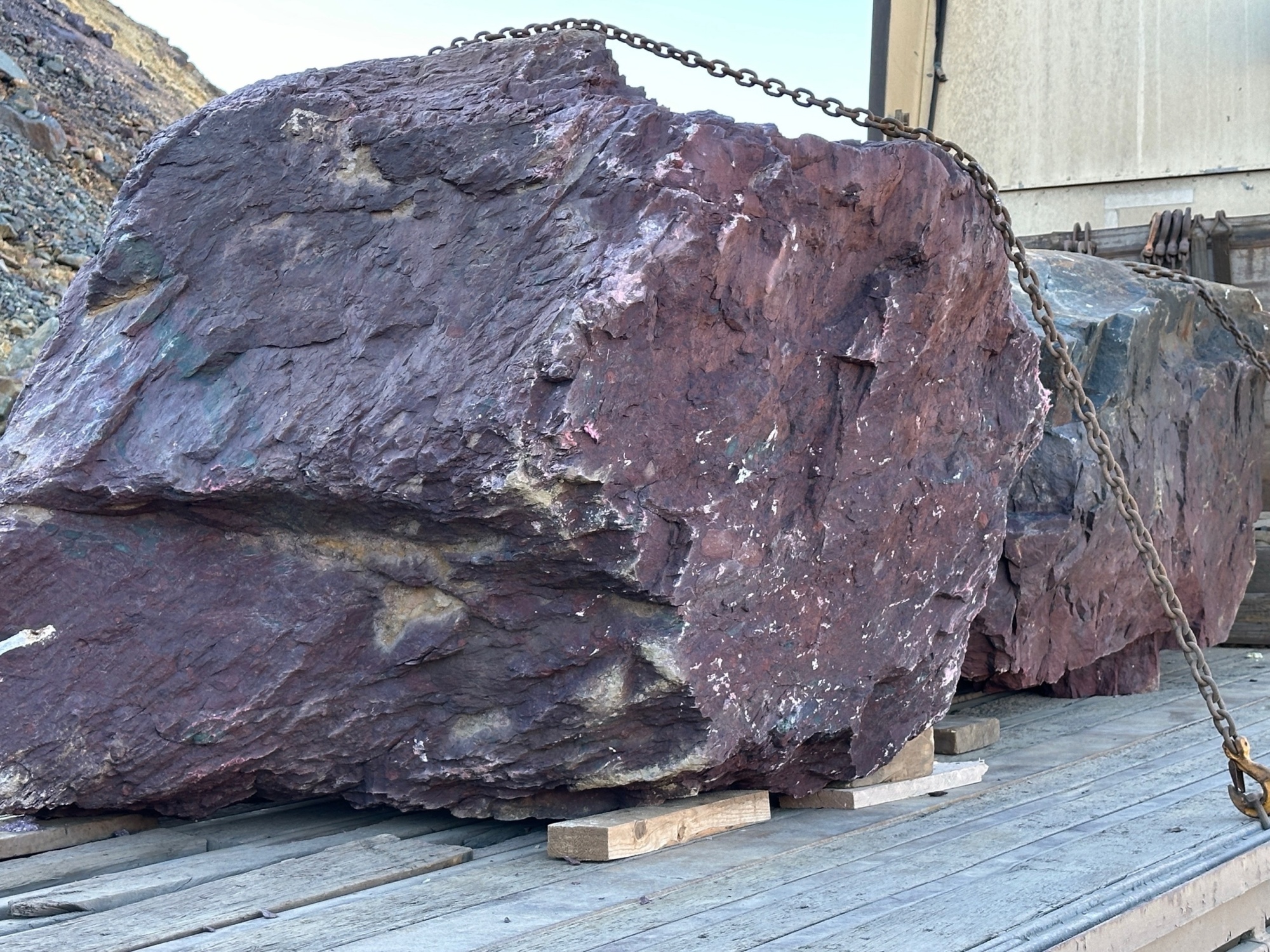 Огромные красно-фиолетовые валуны для ландшафтного дизайна весом более 5 тонн купить в Пензе