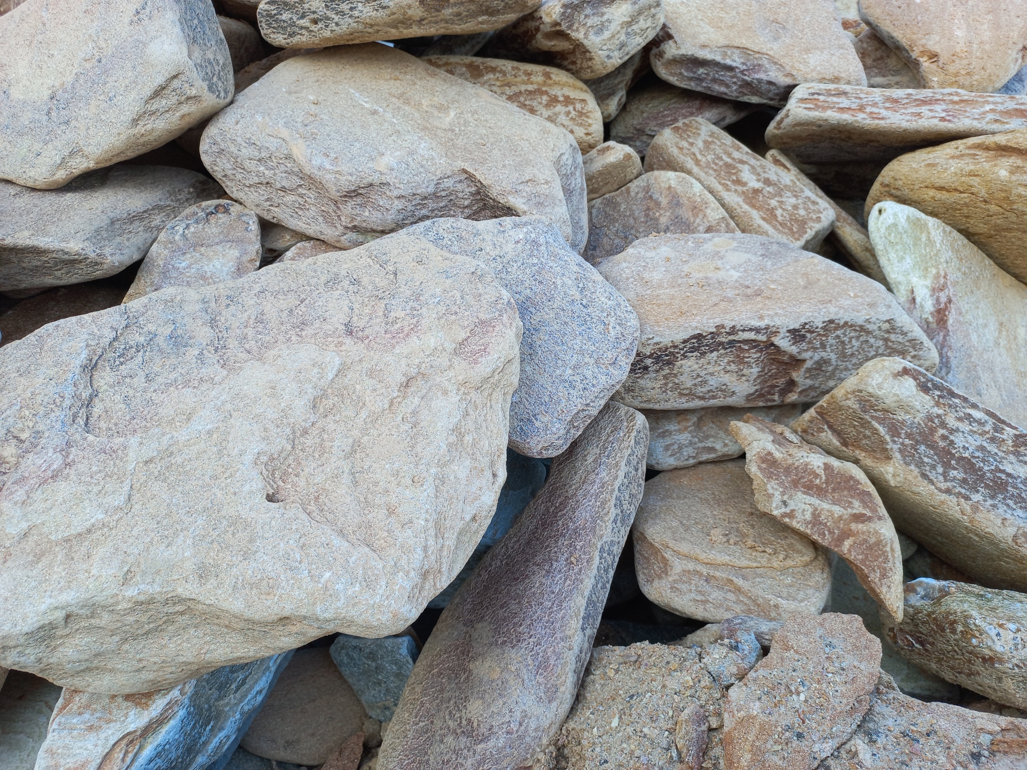 Златолит жёлтый, жёлто-зелёный глыбки и валуны для ланшафтного дизайна купить в Пензе