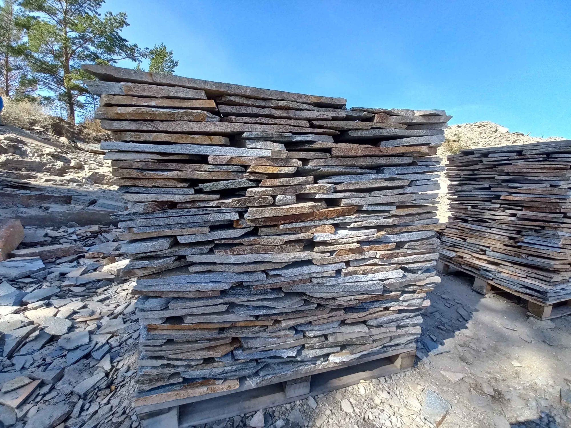 Плитняк златолит серебристый для фасада купить в Пензе