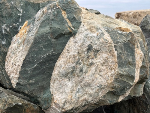 Гигантские зелёные валуны для ландшафтного дизайна весом более 5 тонн купить в Пензе