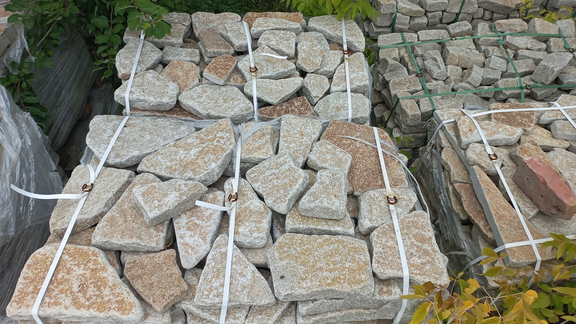 Гранитный плитняк галтованный для мощения купить в Пензе