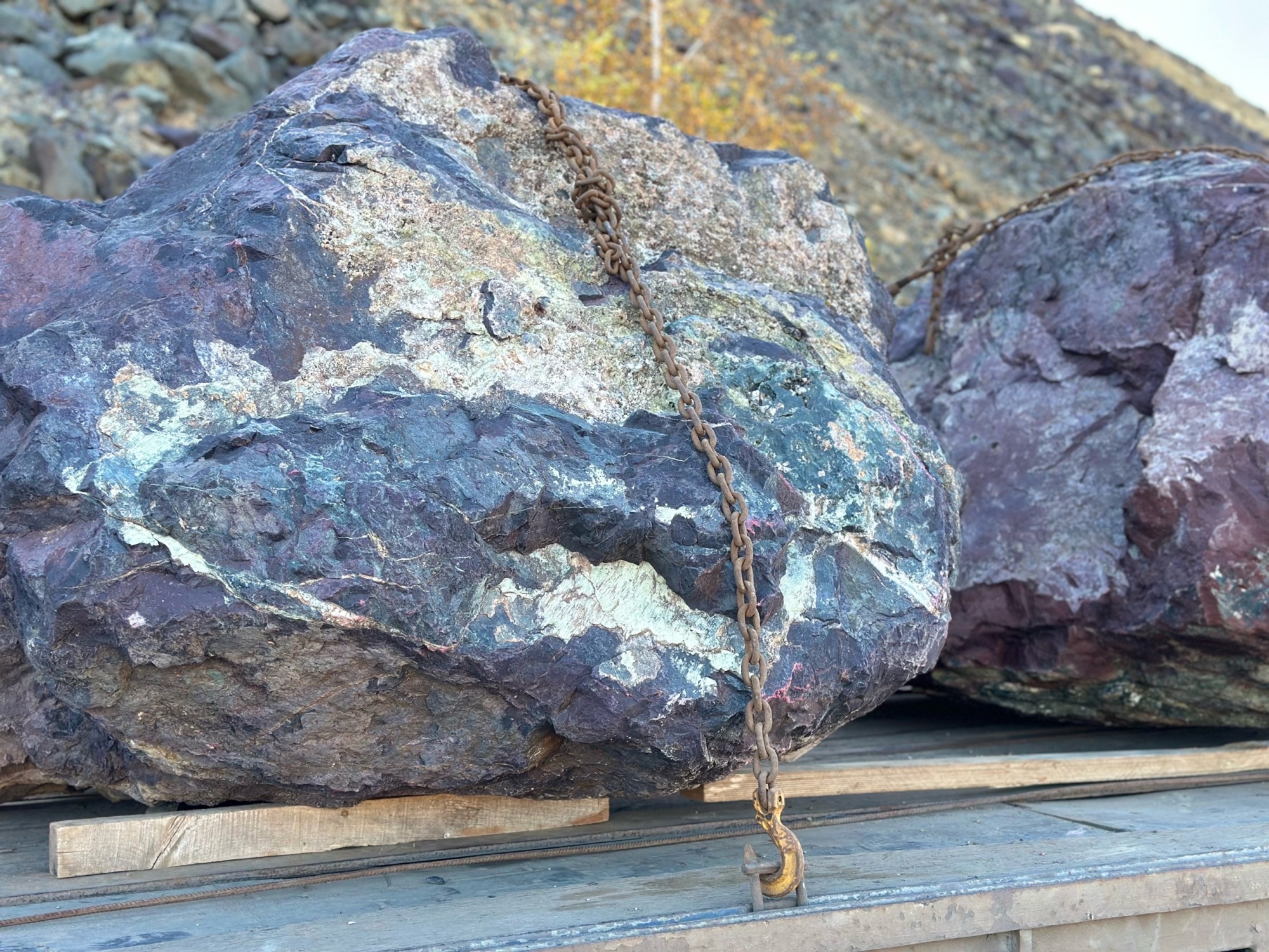 Огромные красно-фиолетовые валуны для ландшафтного дизайна весом более 5 тонн купить в Пензе