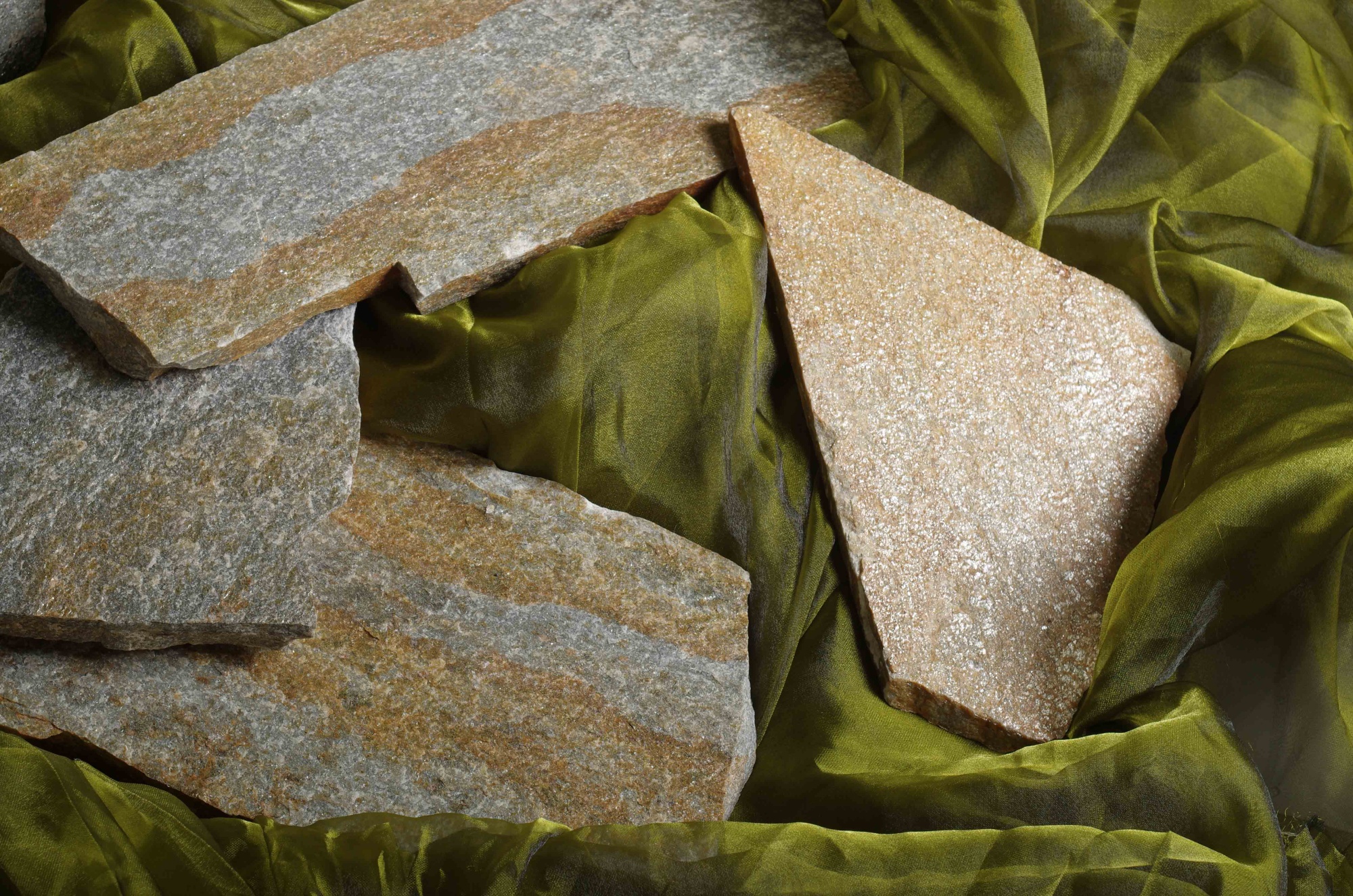 Плитняк златолит Уральский для цоколя, отмостки купить в Пензе