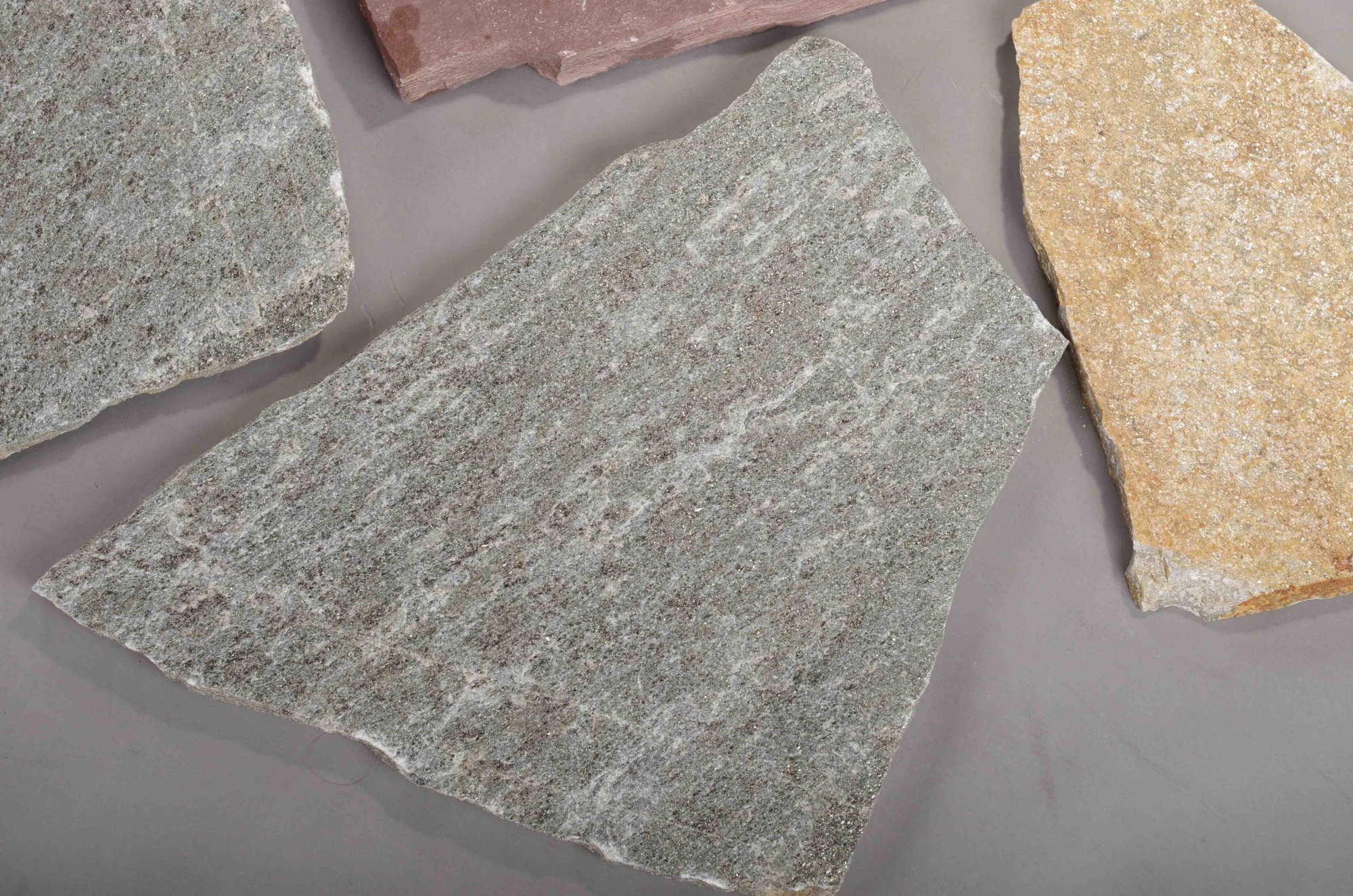 Плитняк златолит Уральский для цоколя, отмостки купить в Пензе