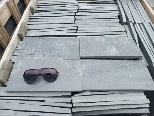 чёрная каменная плитка